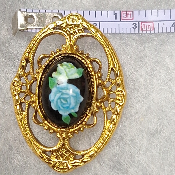 Vtg Gold Tone Filigree Brooch with Blue Rose Center On A Black Cabochon 1 1/2" - Picture 7 of 7